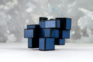 Cubo mágico ilustra a complexidade de um stack de soluções de TI diversificado demandando a consolidação de ferramentas