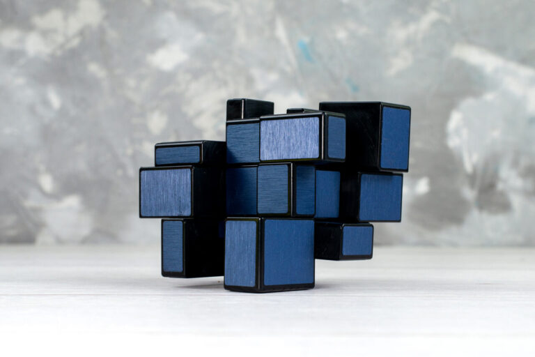 Cubo mágico ilustra a complexidade de um stack de soluções de TI diversificado demandando a consolidação de ferramentas