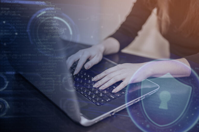 mãos femininas digitando em laptop a exemplo de engenharia de detecção